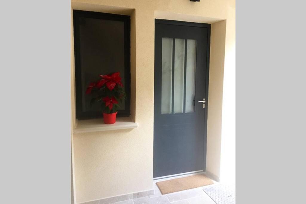 Studio Tout Equipe Apartment Marguerittes Bagian luar foto